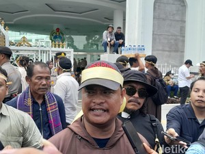 Massa Aksi Tuntut Gubsu Bobby Rekomendasi Tutup TPL