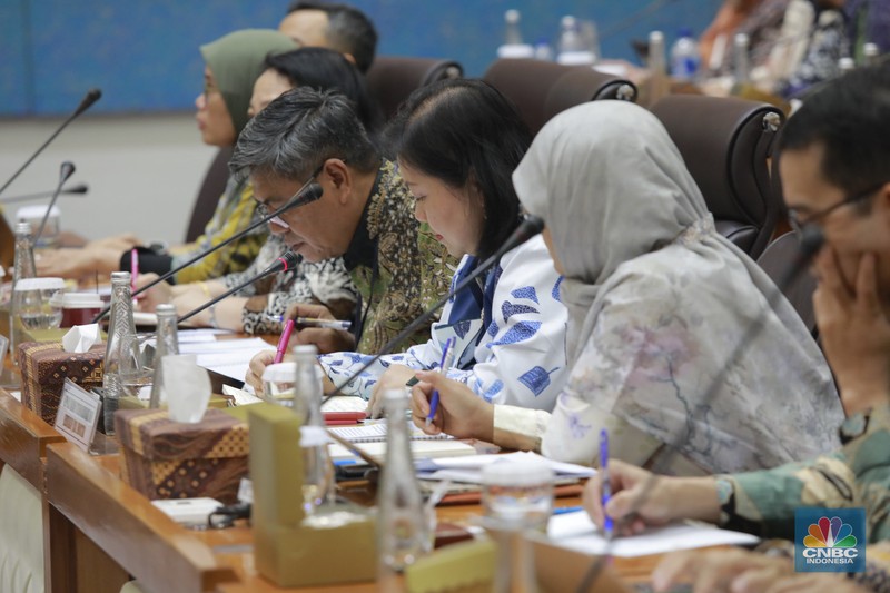 Komisi VII DPR RI RDP Dengan Dirjen Industri Agro dan Kepala Badan Standarisasi dan Kebijakan Jasa Industri Kementerian Perindustrian dengan Perusahaan Air Minum Kemasan, Senin (10/11/2025). (CNBC Indonesia/Muhammad Sabki)