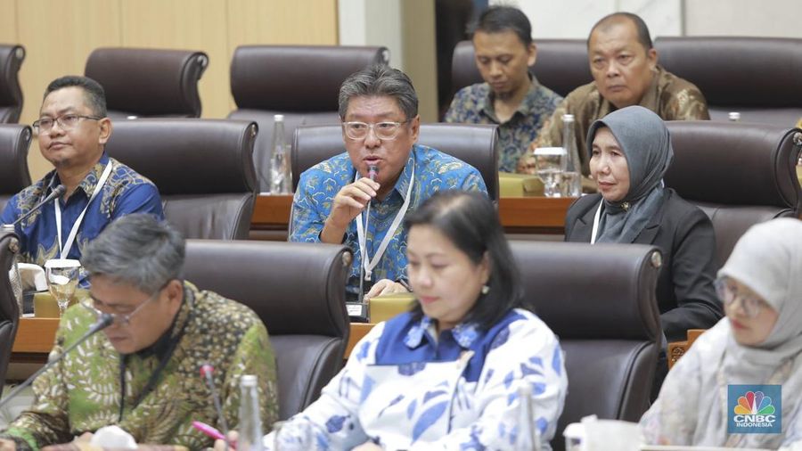 Komisi VII DPR RI RDP Dengan Dirjen Industri Agro dan Kepala Badan Standarisasi dan Kebijakan Jasa Industri Kementerian Perindustrian dengan Perusahaan Air Minum Kemasan, Senin (10/11/2025). (CNBC Indonesia/Muhammad Sabki)