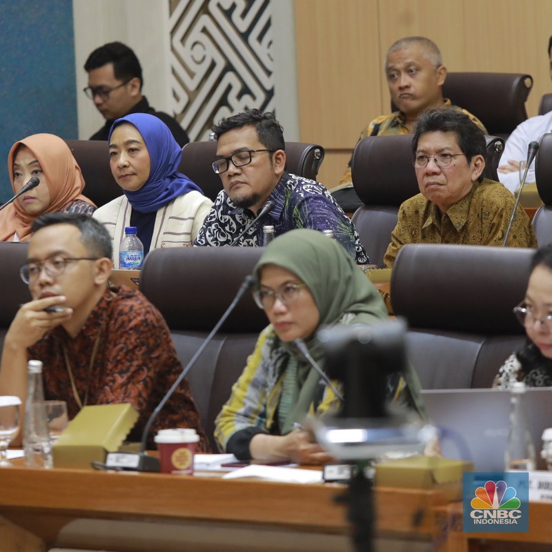 Komisi VII DPR RI RDP Dengan Dirjen Industri Agro dan Kepala Badan Standarisasi dan Kebijakan Jasa Industri Kementerian Perindustrian dengan Perusahaan Air Minum Kemasan, Senin (10/11/2025). (CNBC Indonesia/Muhammad Sabki)