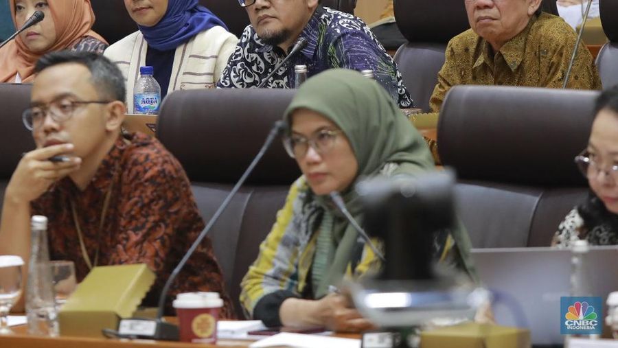 Komisi VII DPR RI RDP Dengan Dirjen Industri Agro dan Kepala Badan Standarisasi dan Kebijakan Jasa Industri Kementerian Perindustrian dengan Perusahaan Air Minum Kemasan, Senin (10/11/2025). (CNBC Indonesia/Muhammad Sabki)