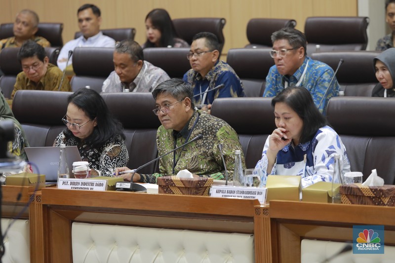 Komisi VII DPR RI RDP Dengan Dirjen Industri Agro dan Kepala Badan Standarisasi dan Kebijakan Jasa Industri Kementerian Perindustrian dengan Perusahaan Air Minum Kemasan, Senin (10/11/2025). (CNBC Indonesia/Muhammad Sabki)