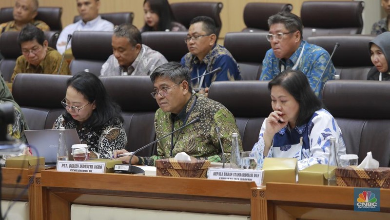 Komisi VII DPR RI RDP Dengan Dirjen Industri Agro dan Kepala Badan Standarisasi dan Kebijakan Jasa Industri Kementerian Perindustrian dengan Perusahaan Air Minum Kemasan, Senin (10/11/2025). (CNBC Indonesia/Muhammad Sabki)