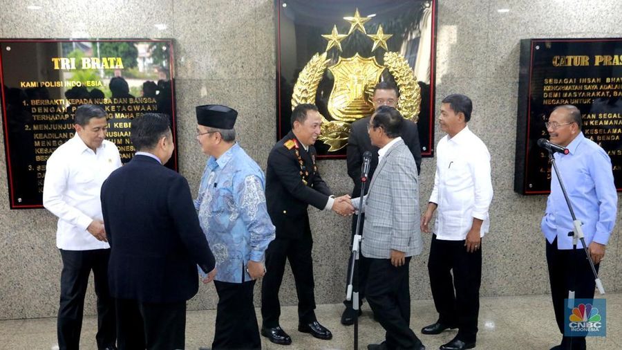 Ketua merangkap anggota Komisi Percepatan Reformasi Polri Jimly Asshiddiqie (tengah) bersama anggota (kiri ke kanan) Ahmad Dofiri, Otto Hasibuan, Listyo Sigit Prabowo, Idham Aziz, Mahfud MD dan Badrodin Haiti memberikan keterangan pers usai menggelar rapat perdana komisi percepatan Reformasi Polri di Mabes Polri, Jakarta, Senin (10/11/2025). (CNBC Indonesia/Muhammad Sabki)