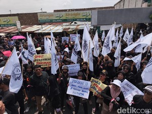 Pesangon Tak Kunjung Dibayar, Eks Karyawan Sritex Demo di Bekas Pabrik