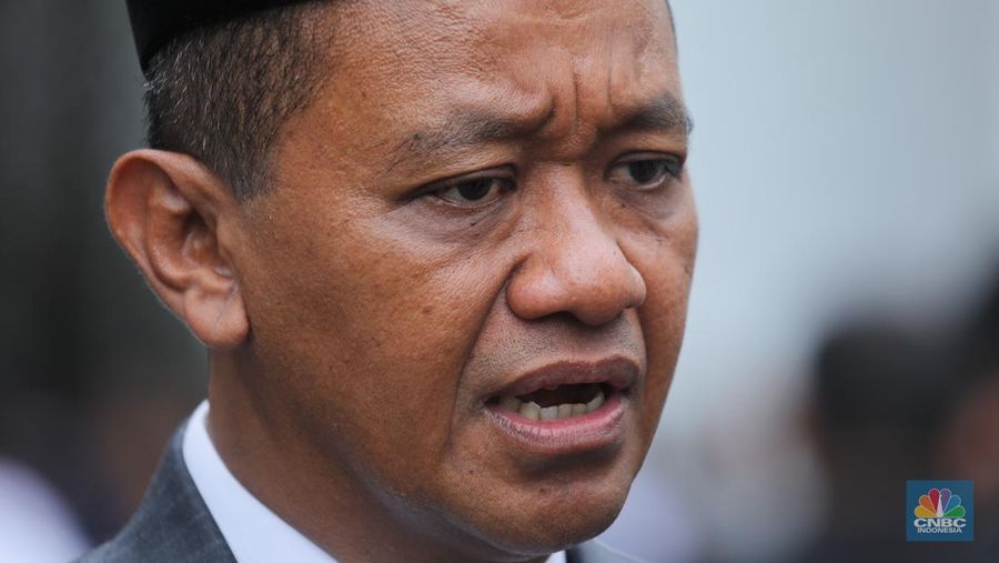 Menteri Energi dan Sumber Daya Mineral Indonesia (ESDM), Bahliul Lahadalia di Istana Negara, Jakarta, Senin (10/11/2025). (CNBC Indonesia/Tri Susilo)