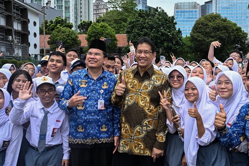 Menteri Keuangan (Menkeu), Purbaya Yudhi Sadewa saat melakukan kunjungan di SMAN 3 Jakarta, Senin (10/11/2025). (Instagram/menkeuri)