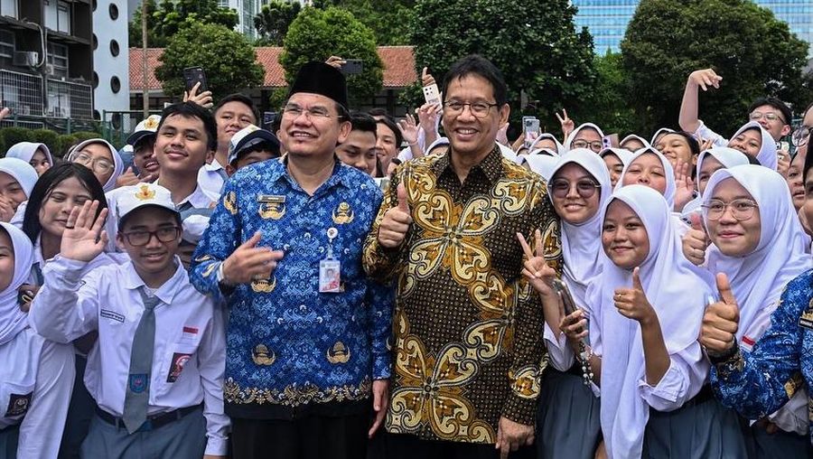 Menteri Keuangan (Menkeu), Purbaya Yudhi Sadewa saat melakukan kunjungan di SMAN 3 Jakarta, Senin (10/11/2025). (Instagram/menkeuri)