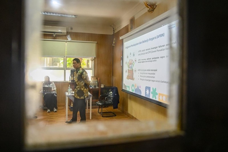 Menteri Keuangan (Menkeu), Purbaya Yudhi Sadewa saat melakukan kunjungan di SMAN 3 Jakarta, Senin (10/11/2025). (Instagram/menkeuri)