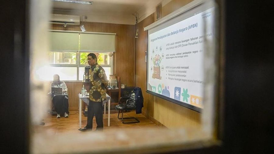 Menteri Keuangan (Menkeu), Purbaya Yudhi Sadewa saat melakukan kunjungan di SMAN 3 Jakarta, Senin (10/11/2025). (Instagram/menkeuri)