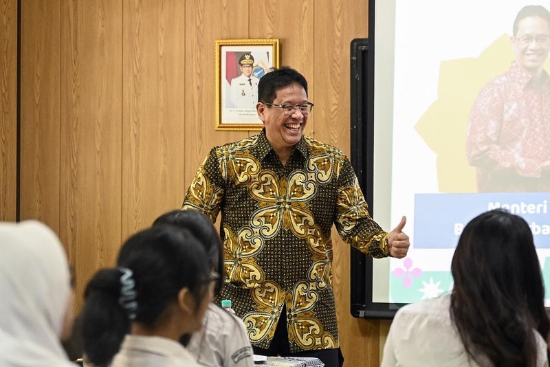 Menteri Keuangan (Menkeu), Purbaya Yudhi Sadewa saat melakukan kunjungan di SMAN 3 Jakarta, Senin (10/11/2025). (Instagram/menkeuri)