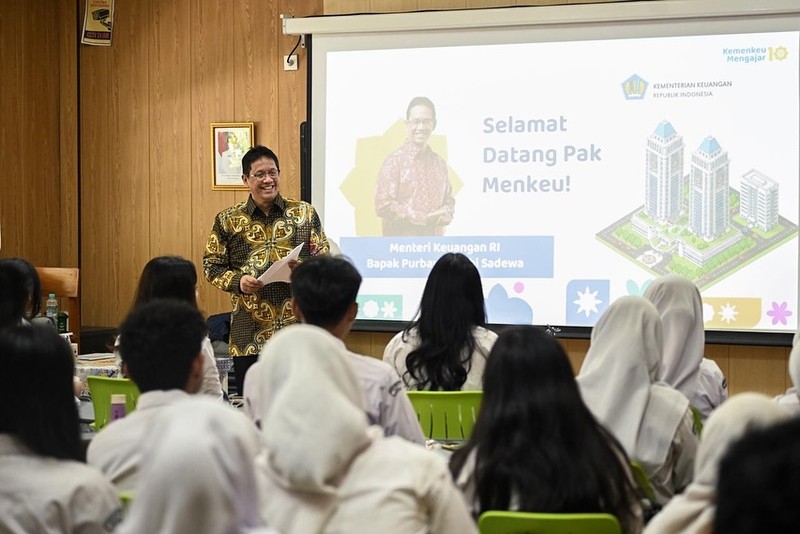 Menteri Keuangan (Menkeu), Purbaya Yudhi Sadewa saat melakukan kunjungan di SMAN 3 Jakarta, Senin (10/11/2025). (Instagram/menkeuri)