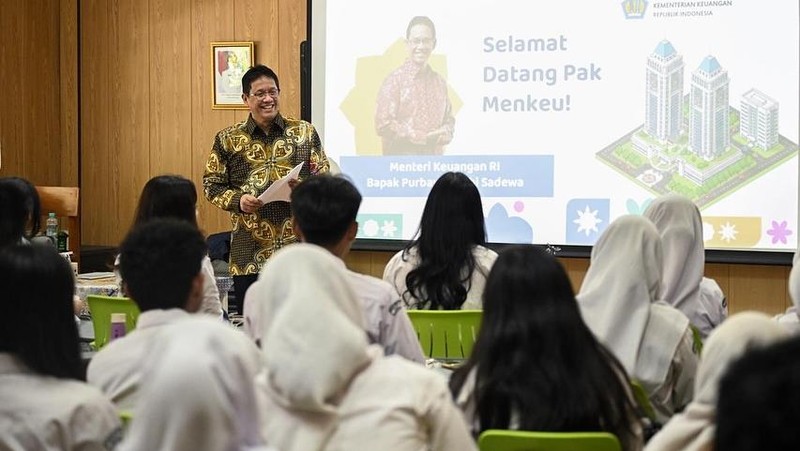 Menteri Keuangan (Menkeu), Purbaya Yudhi Sadewa saat melakukan kunjungan di SMAN 3 Jakarta, Senin (10/11/2025). (Instagram/menkeuri)