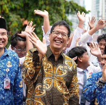 Tiba-tiba Purbaya Muncul di Sekolah: Diserbu Siswa, Beri Jempol & Tos