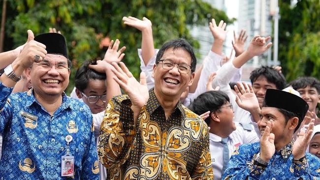 Tiba-tiba Purbaya Muncul di Sekolah: Diserbu Siswa, Beri Jempol dan Tos