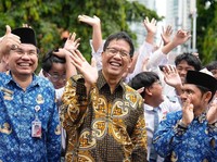 Tiba-tiba Purbaya Muncul di Sekolah: Diserbu Siswa, Beri Jempol & Tos