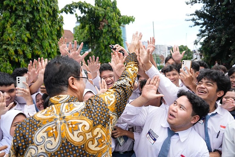 Menteri Keuangan (Menkeu), Purbaya Yudhi Sadewa saat melakukan kunjungan di SMAN 3 Jakarta, Senin (10/11/2025). (Instagram/menkeuri)