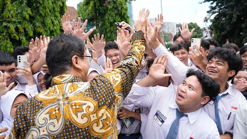 Menteri Keuangan (Menkeu), Purbaya Yudhi Sadewa saat melakukan kunjungan di SMAN 3 Jakarta, Senin (10/11/2025). (Instagram/menkeuri)