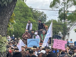 Pemuka Agama Bersatu Ikut Demo Tuntut Tutup TPL di Kantor Gubernur Sumut