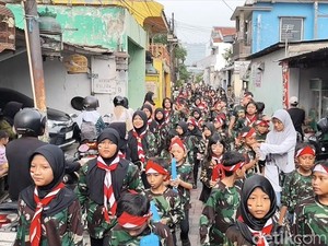 Meriah! Siswa SD di Surabaya Keliling Kampung Pakai Kostum Pahlawan