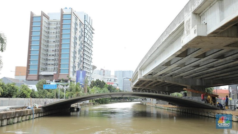 Pekerja melewati proyek Wisata Air Kalimalang di kawasan KH Noer Ali, Kalimalang, Bekasi, Jawa Barat, Senin (10/11/2025). (CNBC Indonesia/Tri Susilo)