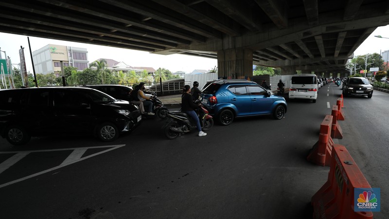 Pekerja melewati proyek Wisata Air Kalimalang di kawasan KH Noer Ali, Kalimalang, Bekasi, Jawa Barat, Senin (10/11/2025). (CNBC Indonesia/Tri Susilo)
