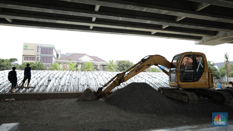 Pekerja melewati proyek Wisata Air Kalimalang di kawasan KH Noer Ali, Kalimalang, Bekasi, Jawa Barat, Senin (10/11/2025). (CNBC Indonesia/Tri Susilo)