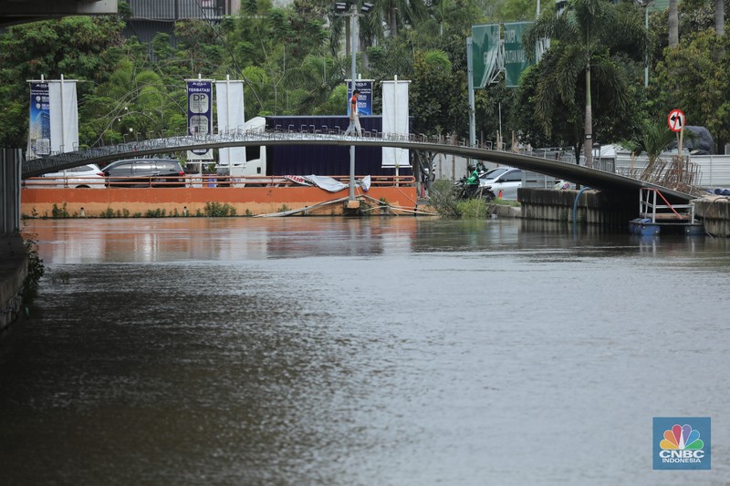 Pekerja melewati proyek Wisata Air Kalimalang di kawasan KH Noer Ali, Kalimalang, Bekasi, Jawa Barat, Senin (10/11/2025). (CNBC Indonesia/Tri Susilo)