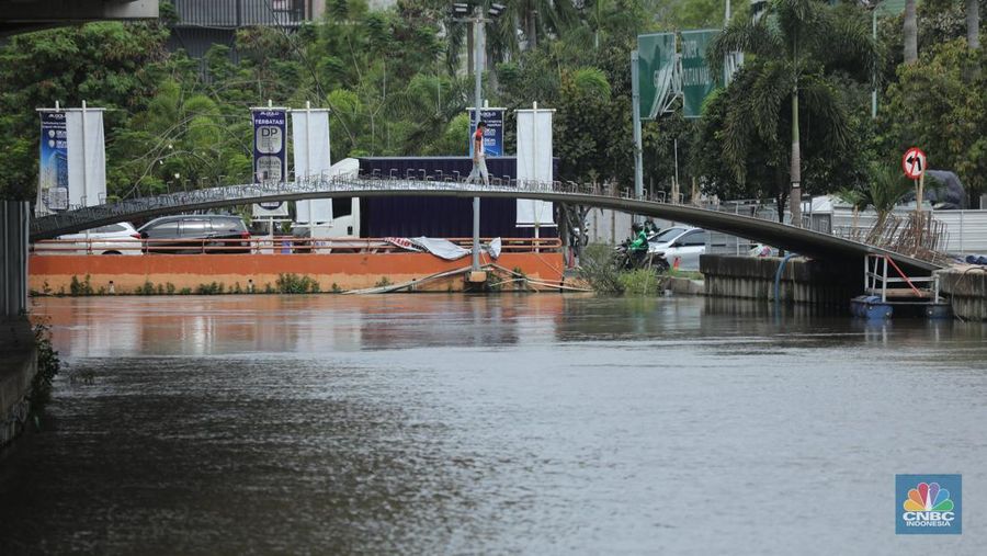 Pekerja melewati proyek Wisata Air Kalimalang di kawasan KH Noer Ali, Kalimalang, Bekasi, Jawa Barat, Senin (10/11/2025). (CNBC Indonesia/Tri Susilo)