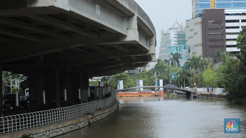 Pekerja melewati proyek Wisata Air Kalimalang di kawasan KH Noer Ali, Kalimalang, Bekasi, Jawa Barat, Senin (10/11/2025). (CNBC Indonesia/Tri Susilo)