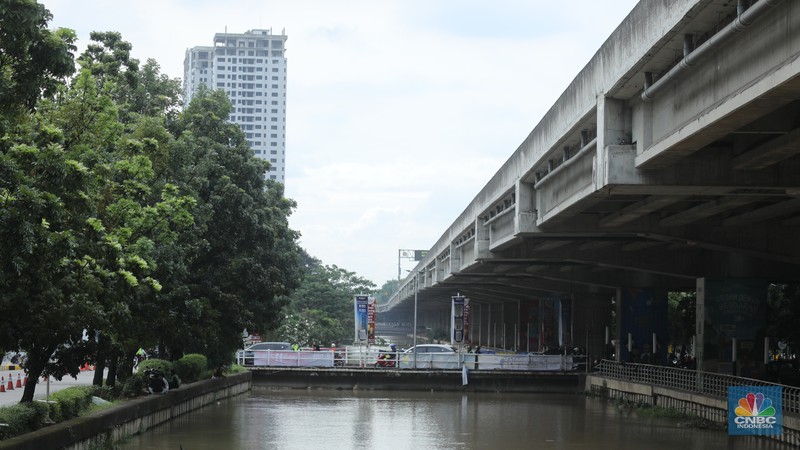 Pekerja melewati proyek Wisata Air Kalimalang di kawasan KH Noer Ali, Kalimalang, Bekasi, Jawa Barat, Senin (10/11/2025). (CNBC Indonesia/Tri Susilo)