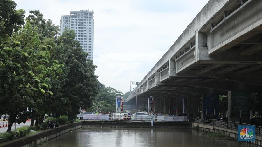 Pekerja melewati proyek Wisata Air Kalimalang di kawasan KH Noer Ali, Kalimalang, Bekasi, Jawa Barat, Senin (10/11/2025). (CNBC Indonesia/Tri Susilo)