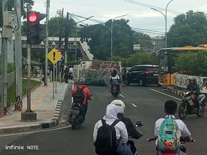 Truk Terbalik di Kebayoran, Bus Transjakarta Rute 8C dan 9E Terlambat