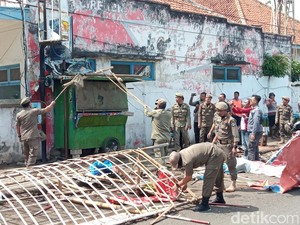 Satpol-PP Tertibkan Lapak PKL di Jalan Stasiun Kejaksan