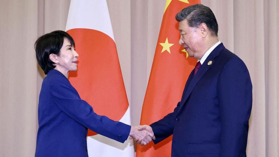 Perdana Menteri Jepang Sanae Takaichi berjabat tangan dengan Presiden China Xi Jinping menjelang pembicaraan mereka di Gyeongju, Korea Selatan, 31 Oktober 2025. (Mandatory credit Kyodo/via Reuters)