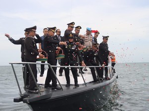 Peringati Hari Pahlawan, Polres Kepulauan Seribu Tabur Bunga di Lautan