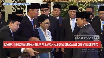Video: Prabowo Beri Gelar Pahlawan Nasional ke Mertua SBY, Sarwo Edhie