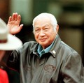Jejak Pahlawan: Dari Padang Pasir Persia Hingga Kontroversi Soeharto