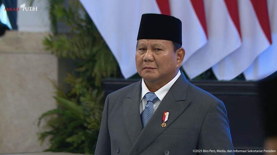 Presiden Prabowo Subianto saat mendengarkan Pengucapan Sumpah Wakil Ketua MA Bidang Non Yudisial dan Pelantikan Kepala dan Waka BRIN di Istana Merdeka, Jakarta, Senin (10/11/2025). (Tangkapan Layar Youtube/Sekretariat Presiden)