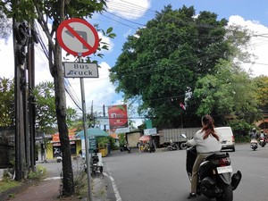 Rambu Diabaikan DPRD Badung Minta Pasang Portal di Jalan Goa Gong