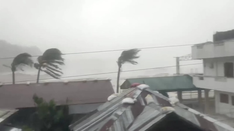 Sebuah momen terekam yang memperlihatkan gelombang raksasa setinggi beberapa meter menghantam garis pantai Catanduanes, menimbulkan banjir besar yang menerobos jalan-jalan dan kawasan pemukiman. (Tangkapan Layar Video Reuters/Dyves Meno Turado)