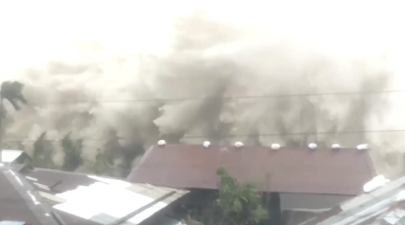 Sebuah momen terekam yang memperlihatkan gelombang raksasa setinggi beberapa meter menghantam garis pantai Catanduanes, menimbulkan banjir besar yang menerobos jalan-jalan dan kawasan pemukiman. (Tangkapan Layar Video Reuters/Dyves Meno Turado)