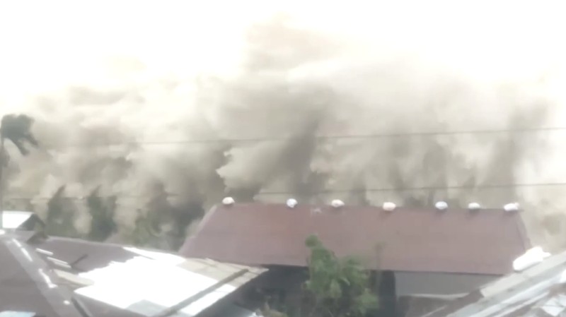 Sebuah momen terekam yang memperlihatkan gelombang raksasa setinggi beberapa meter menghantam garis pantai Catanduanes, menimbulkan banjir besar yang menerobos jalan-jalan dan kawasan pemukiman. (Tangkapan Layar Video Reuters/Dyves Meno Turado)