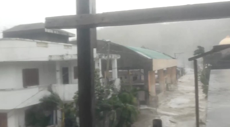 Sebuah momen terekam yang memperlihatkan gelombang raksasa setinggi beberapa meter menghantam garis pantai Catanduanes, menimbulkan banjir besar yang menerobos jalan-jalan dan kawasan pemukiman. (Tangkapan Layar Video Reuters/Dyves Meno Turado)