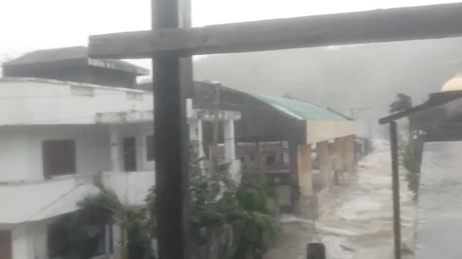 Sebuah momen terekam yang memperlihatkan gelombang raksasa setinggi beberapa meter menghantam garis pantai Catanduanes, menimbulkan banjir besar yang menerobos jalan-jalan dan kawasan pemukiman. (Tangkapan Layar Video Reuters/Dyves Meno Turado)