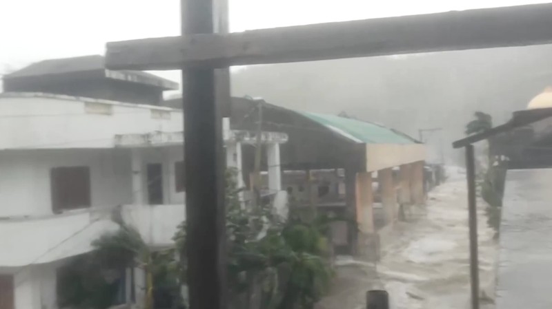 Sebuah momen terekam yang memperlihatkan gelombang raksasa setinggi beberapa meter menghantam garis pantai Catanduanes, menimbulkan banjir besar yang menerobos jalan-jalan dan kawasan pemukiman. (Tangkapan Layar Video Reuters/Dyves Meno Turado)