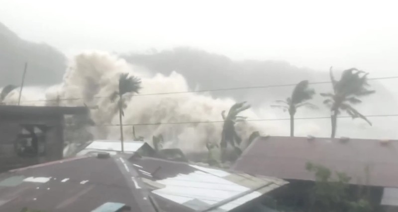 Sebuah momen terekam yang memperlihatkan gelombang raksasa setinggi beberapa meter menghantam garis pantai Catanduanes, menimbulkan banjir besar yang menerobos jalan-jalan dan kawasan pemukiman. (Tangkapan Layar Video Reuters/Dyves Meno Turado)