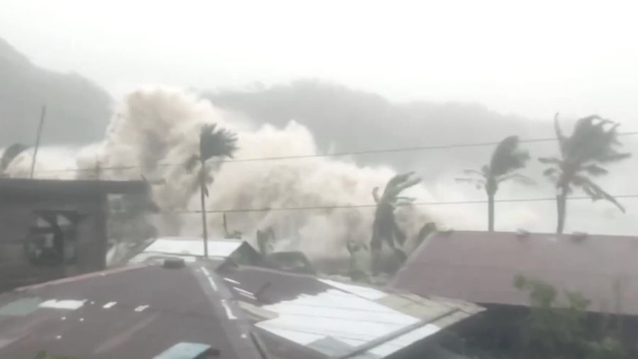 Sebuah momen terekam yang memperlihatkan gelombang raksasa setinggi beberapa meter menghantam garis pantai Catanduanes, menimbulkan banjir besar yang menerobos jalan-jalan dan kawasan pemukiman. (Tangkapan Layar Video Reuters/Dyves Meno Turado)