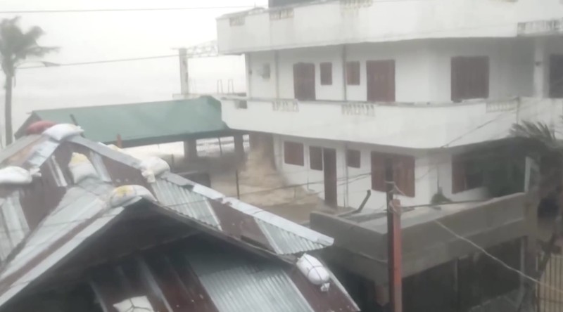 Sebuah momen terekam yang memperlihatkan gelombang raksasa setinggi beberapa meter menghantam garis pantai Catanduanes, menimbulkan banjir besar yang menerobos jalan-jalan dan kawasan pemukiman. (Tangkapan Layar Video Reuters/Dyves Meno Turado)