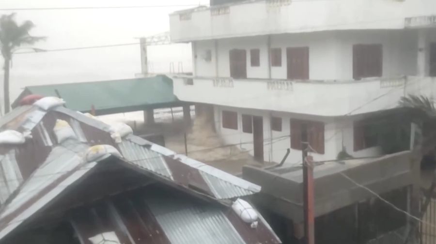 Sebuah momen terekam yang memperlihatkan gelombang raksasa setinggi beberapa meter menghantam garis pantai Catanduanes, menimbulkan banjir besar yang menerobos jalan-jalan dan kawasan pemukiman. (Tangkapan Layar Video Reuters/Dyves Meno Turado)